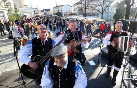 TRIJE DOBRI MOŽJE, ROMANA KRAJNČAN IN JELENI PRIREDITEV PRED KULTURNIM DOMOM 40 FOTO LJUBO VUKELIČ